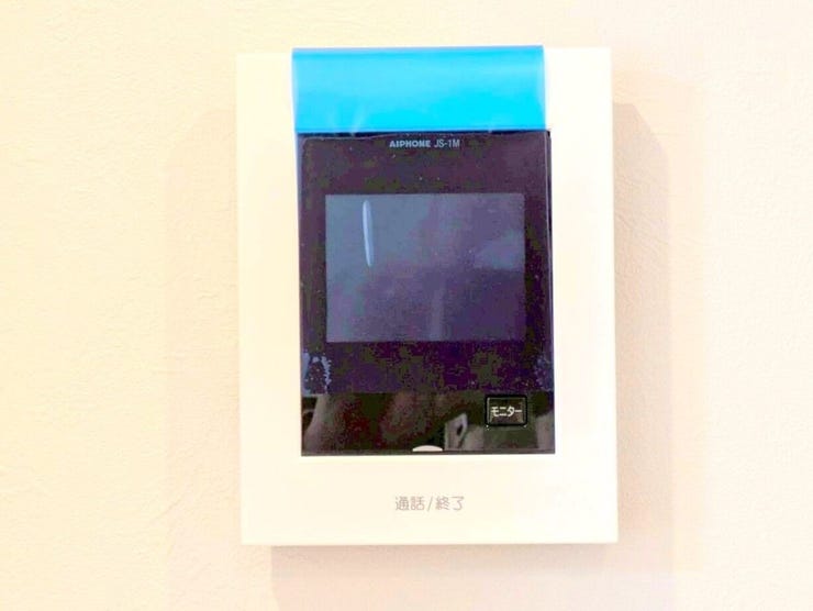 モニター付きインターホンはドアを開ける前にモニターで訪問者の顔を確認できるため、安全性が向上します。