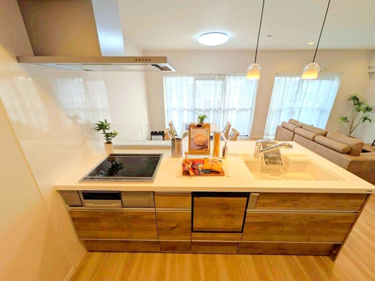 システムキッチンは調理に必要な道具を最小限の動きで取り出せるよう、使い勝手も工夫されており、収納力と収納のしやすさを同時に備えています!