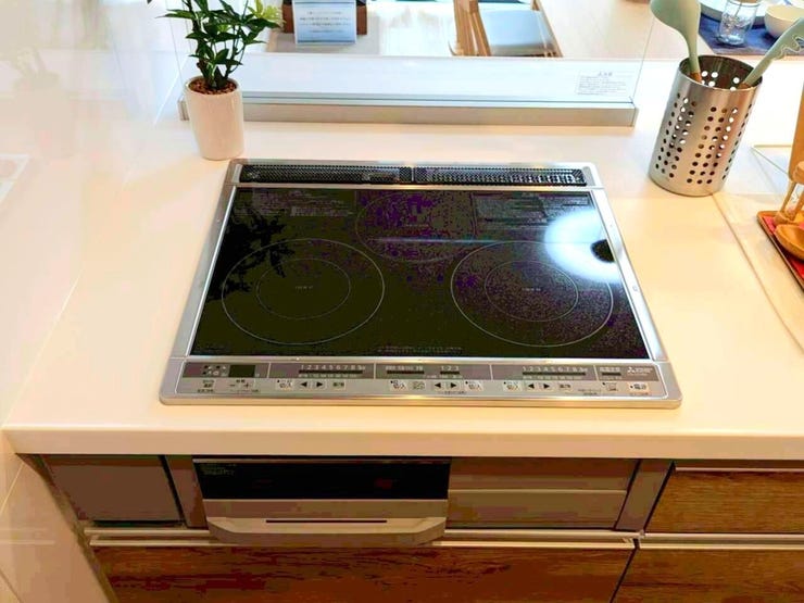 フラットなガラストップなので、吹きこぼれや油汚れもサッと拭くだけできれいになります。手間が少なく、清潔感を保ちやすいです。