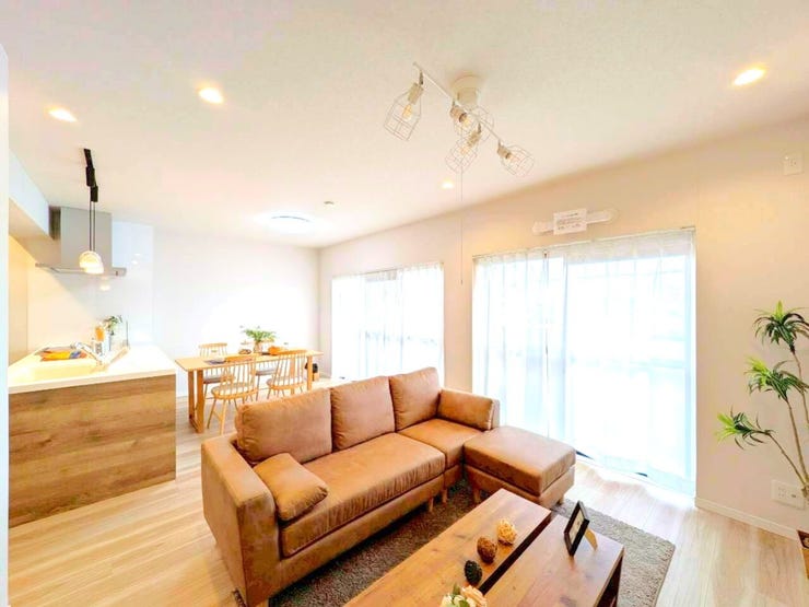 横長リビングはダイニングも窓に面しておりキッチンまで光が差し込みます!