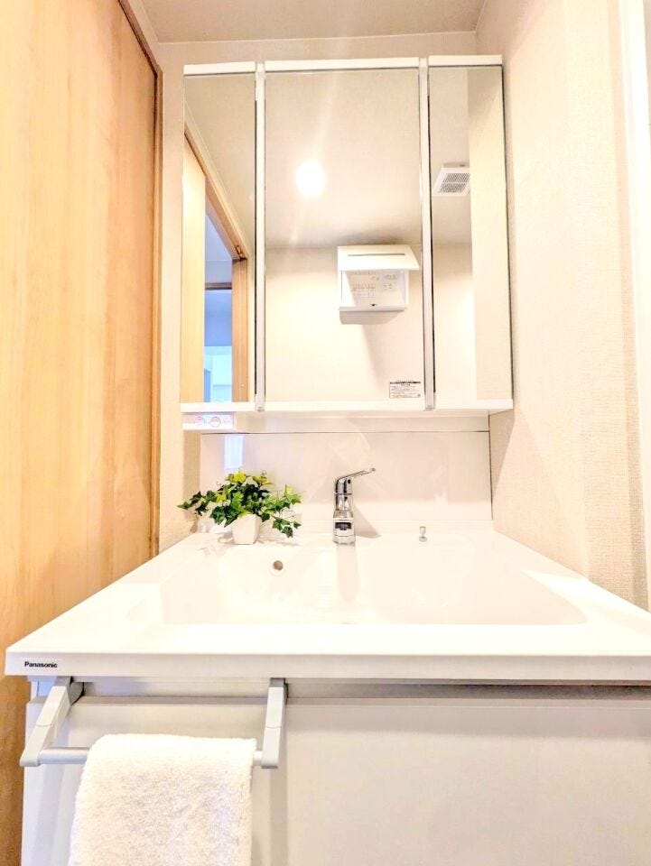 三面鏡付き洗面台は鏡の裏に大容量の収納があり、収納物を隠すことが出来ます!