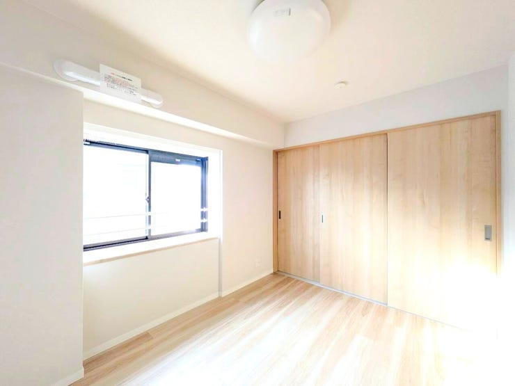 部屋の広さが適度なため、家具の配置やインテリアデザインがしやすく、狭すぎず広すぎない居心地の良い空間を作れます。