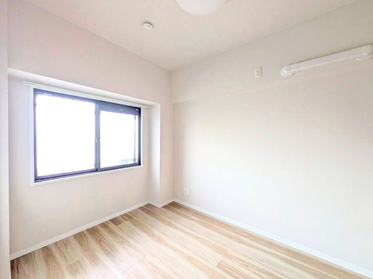 コンパクトなデスクとチェアを置いて、自宅での作業や勉強のための集中スペースにもなります。