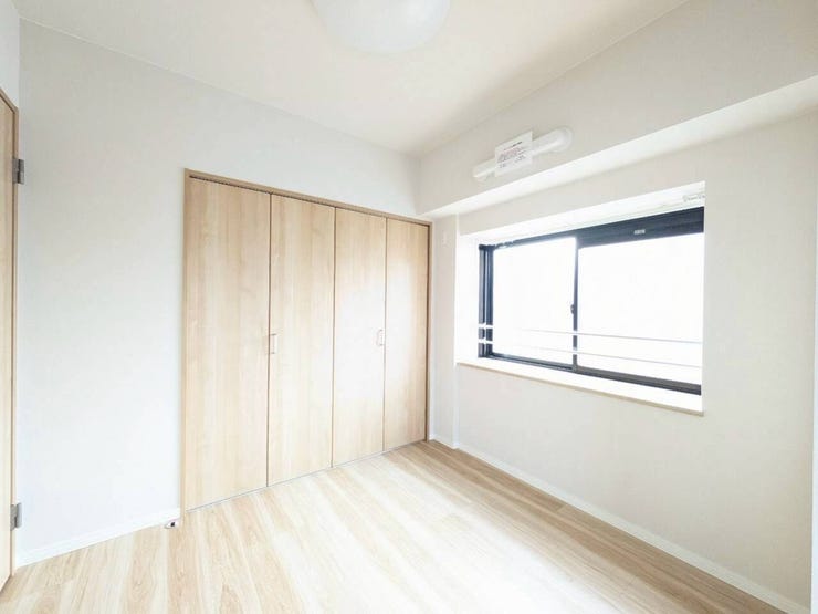 家庭内であふれがちな季節物やストック品をまとめて収納するスペースにもなります。