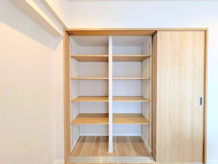 扉付きのクローゼットは中を隠せるため、生活感を抑えた洗練された印象を保ちやすいです。
