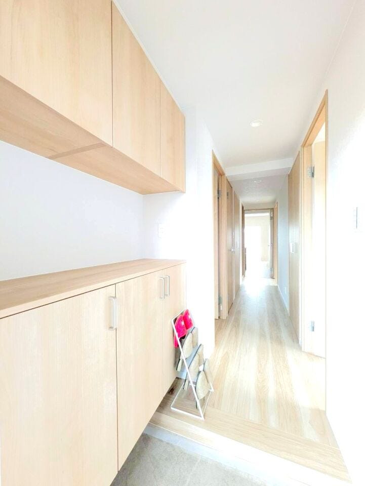 大容量のシューズボックスで靴の種類や季節に応じて多くの靴を収納でき、家族全員分の靴を一箇所にまとめて管理できます。