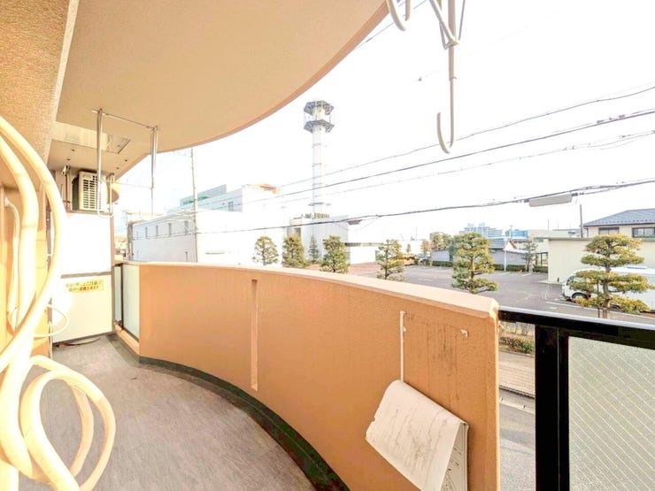 南向きのバルコニーは太陽光をたっぷりと受けられるため、洗濯物が乾きやすく、室内に明るさをもたらします。