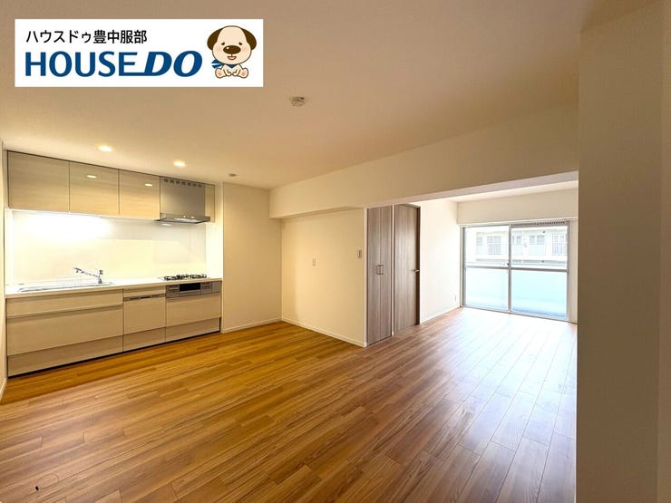 【リビング】
生活の場面をゆるやかに分けることができる縦長のリビングです。食事と会話のゾーン、くつろぎゾーンと暮らしにリズムとメリハリを作ることができます。