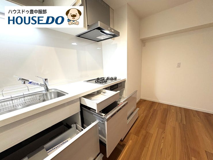 食洗機付の収納力たっぷりのシステムキッチン。壁付きのためお部屋を広くお使いいただけます。