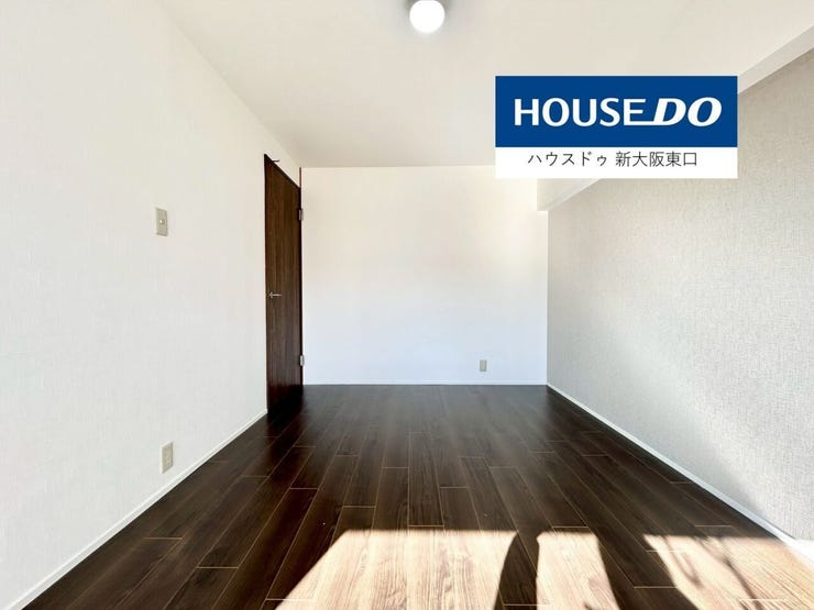 南東向きのバルコニーがある6帖の寝室です。