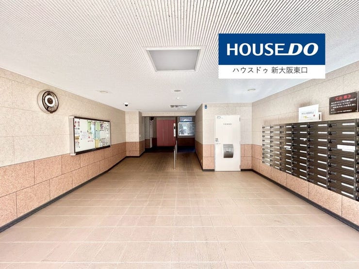 広くて明るいロビーです。エレベーターは1台