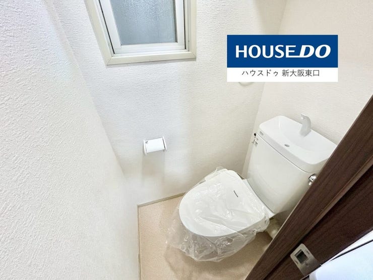 温水洗浄便座付きです。
窓もあります。