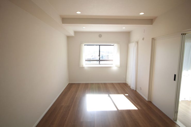 リビングに隣接するお部屋の扉を開放して繋げて使えば広いリビングダイニングになります。家族との時間、自分の時間共に大切にできる空間がここにあります。