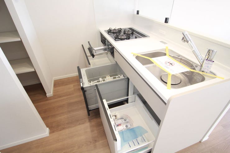 調理がしやすいゆとりある広さ。食器類もすっきりと片付く収納力が期待できます。家事をしながら会話も弾みます。