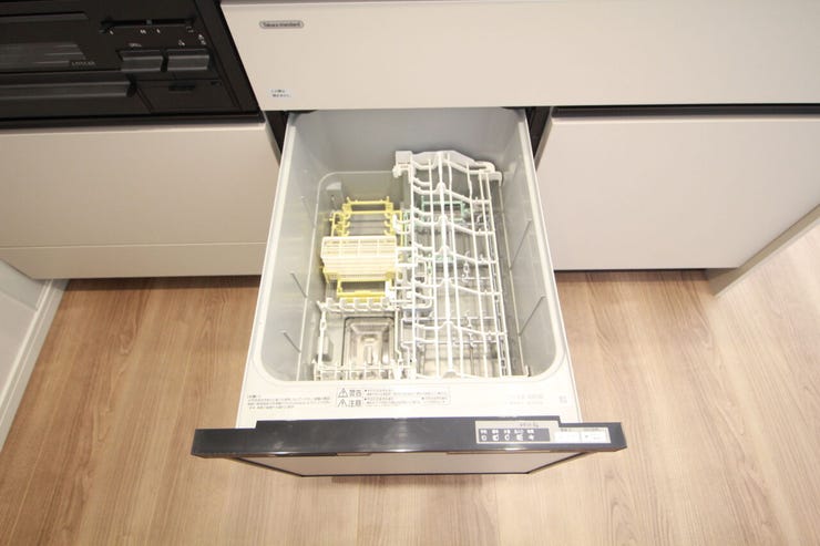 【食器洗浄乾燥機】家事のお手伝いをしてくれます。食器を洗っている間にお掃除など、様々なシーンで家事の時短に役立つ食洗機。