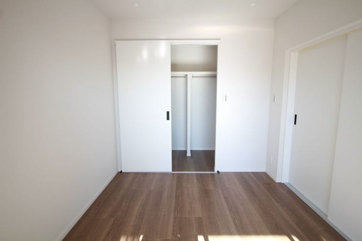 【ウォークインクローゼット】季節物の衣類もスッキリ収納できる嬉しいウォークインクロゼット付です。