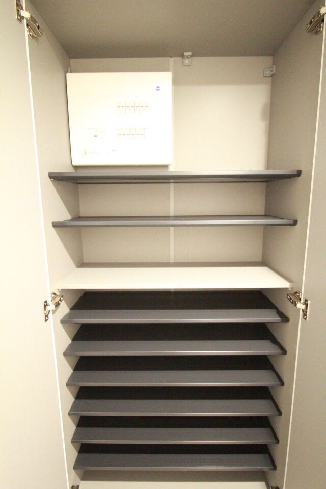 【シューズボックス】玄関にはたっぷり収納付き!大型荷物も安心の収納スペースです。