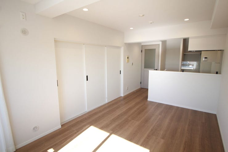 柔らかな色合いのフローリングと清潔感の溢れるクロスが明るい空間を創り出しているリビングダイニング。