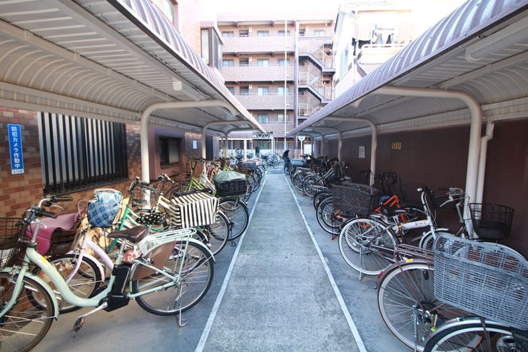 【駐輪場】広さがしっかり確保された、敷地内駐輪場。屋根付きで雨や風から守ってくれます。