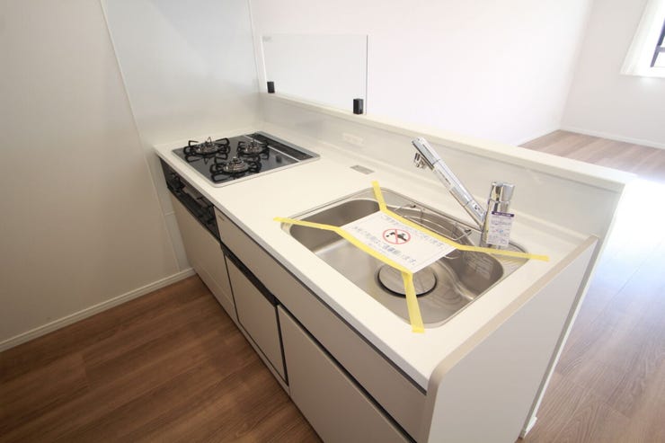 【カウンターキッチン】調理しながらもご家族のお顔が見れるカウンターキッチン。