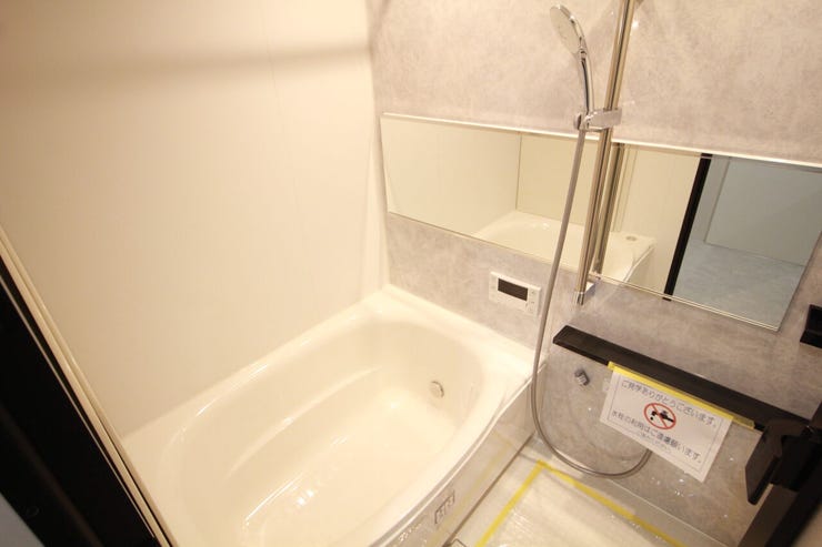 1日の疲れを癒すユニットバス・・・柔らかな曲線で構成された半身浴も楽しめるバスタブが心地よさをもたらします。