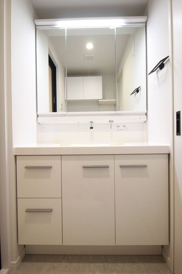 【洗面台】十分な大きさの洗面台は、身だしなみチェックや歯磨きなど、朝の慌ただしい時間でも余裕とゆとりが生まれます。