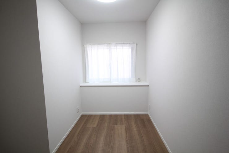 自然光を感じる、明るい部屋のアイデア。出窓で心地よい室内空間を。