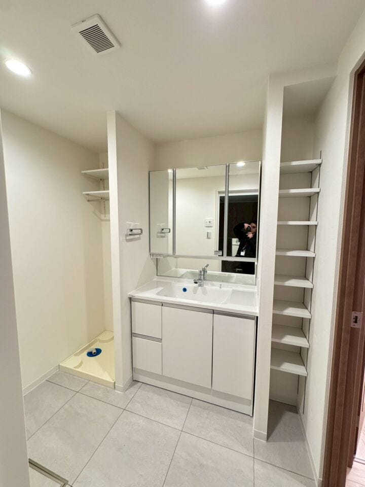 洗濯機置場(水栓・防水パン交換済)周辺収納スペース