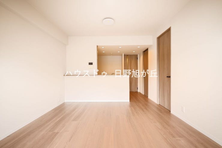 【ダイニングキッチン】
家族の会話が自然に生まれる対面設計。料理中も孤立しない、理想のリビングダイニングです。