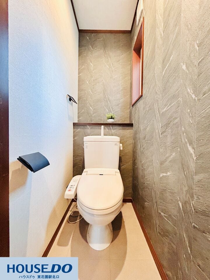 温水シャワー付きでホワイトの清潔感が溢れてます♪最新式のデザイントイレですので、タンク横のお掃除も簡単です★ウォシュレットと暖房便座がついた最新型の節水トイレです♪