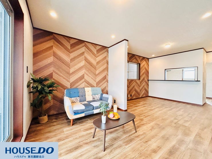 【リビング】
◆約17帖の広々としたLDKでご家族とのゆったりした時間をお過ごし頂けます。ご家族でTVを見たり、食事をしたり、団らんできます。気持ちの良い日差しが差し込むリビングです♪