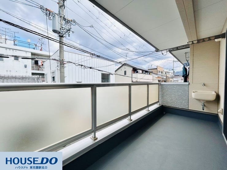 ◆広々とした幅広バルコニーです。毎日のお洗濯物干しやお布団干しもラクラクです。太陽の光をめいっぱい浴びることができます。充分な広さが確保されたバルコニーです。日当たり良好♪