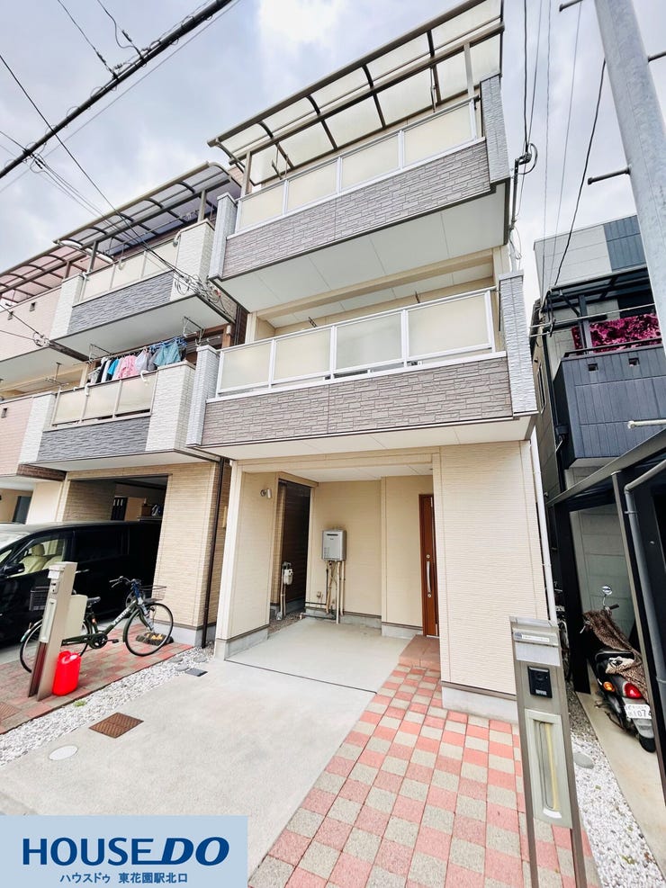 落ち着いた配色が目を引く外観。屋根付きバルコニー完備の4LDK住宅♪