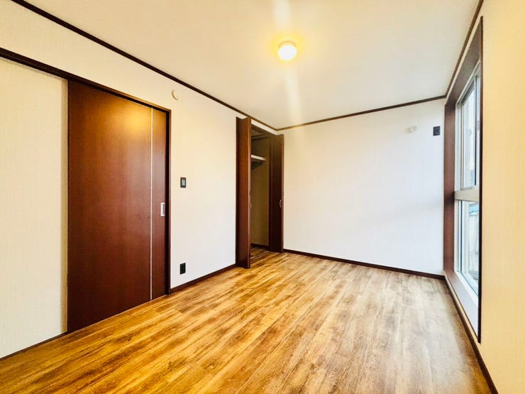 ◆趣味部屋としても使える日当たり良好な明るい洋室です。デスクや、本棚なども楽々置ける広さです。気持ちの良い日差しが差し込む洋室♪