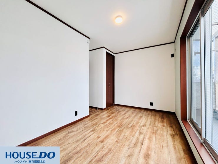 ◆趣味部屋としても使える日当たり良好な明るい洋室です。デスクや、本棚なども楽々置ける広さです。気持ちの良い日差しが差し込む洋室♪