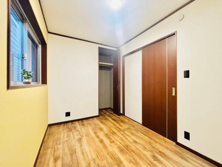 ◆趣味部屋としても使える日当たり良好な明るい洋室です。デスクや、本棚なども楽々置ける広さです。気持ちの良い日差しが差し込む洋室♪