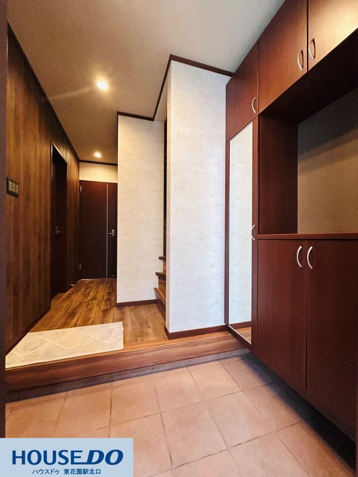 玄関ドアも大きいので、大きな荷物も入れられます!モダンな玄関ドアから明るい光が差し込みます◎