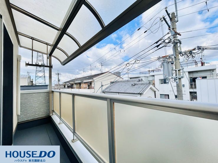 毎日のお洗濯物干しやお布団干しもラクラクです。横広な広さが確保された南向きのバルコニーです。日当たり良好♪多くの陽光が降り注ぎます