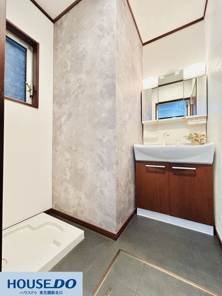 オシャレなデザインの広々とした、洗面室です♪室内に洗濯機置き場があります。窓付きで換気もバッチリです♪