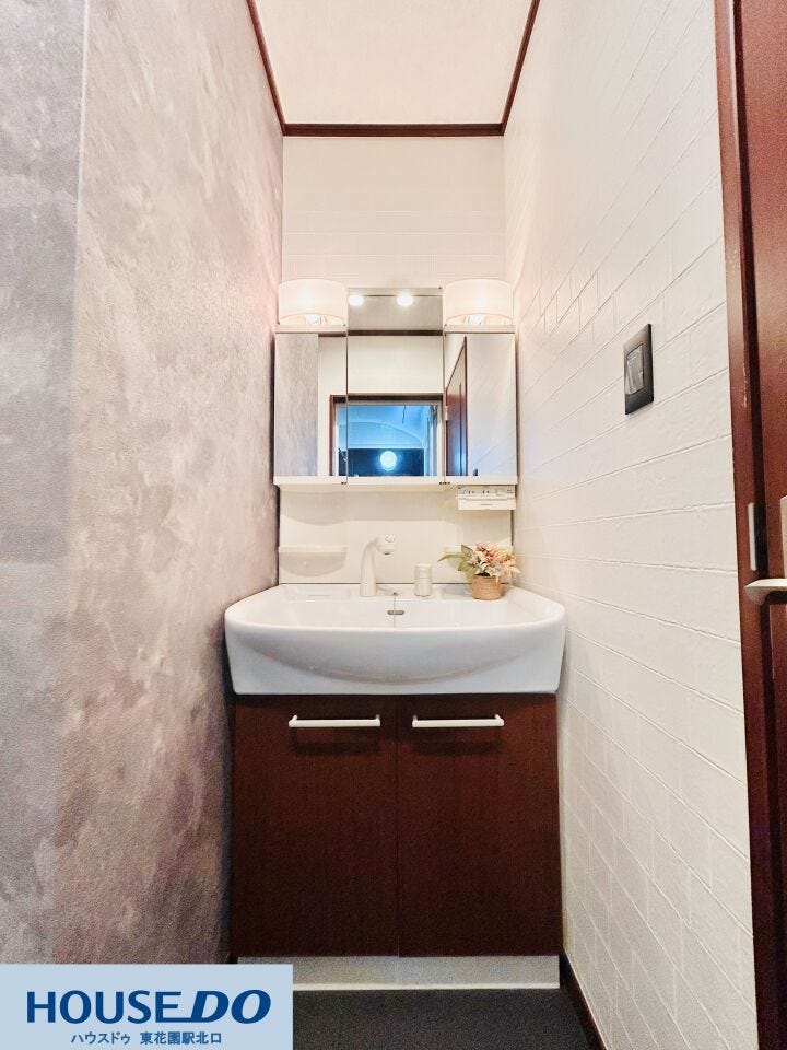 ◆白を基調とした清潔感ある洗面台♪三面鏡の洗面化粧台なので、鏡の裏にも、様々な小物が収納ができます!