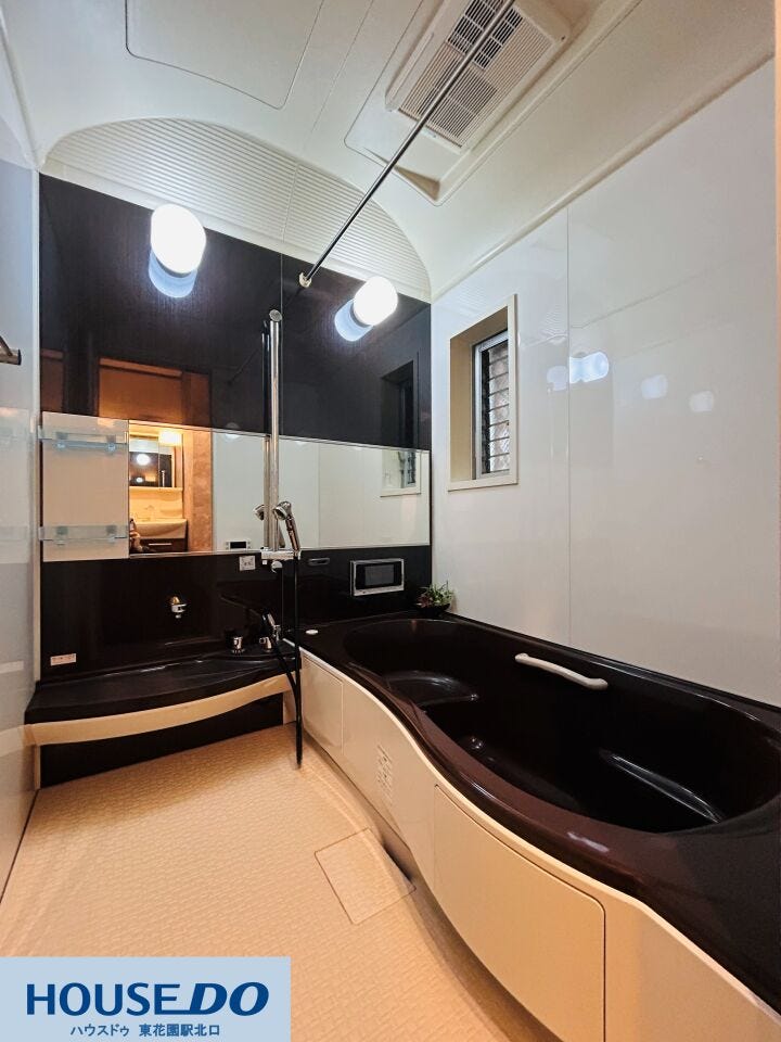 ◆【モダンな寛ぎ空間】落ち着いた色調の浴室。ワイドミラーと窓で開放感を演出♪