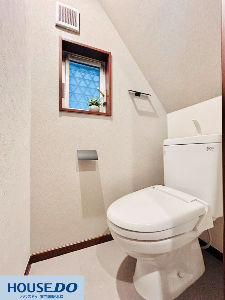 ◆清潔感のあるゆったりとしたトイレスペースは、落ち着いた色合いで毎日快適にご利用いただけます。こまめな換気が可能な窓付きで、衛生面も安心です。