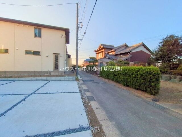 車がスピードを出しにくいため、交通事故のリスクが低減されます。歩行者や自転車が安全に通行しやすい環境です!