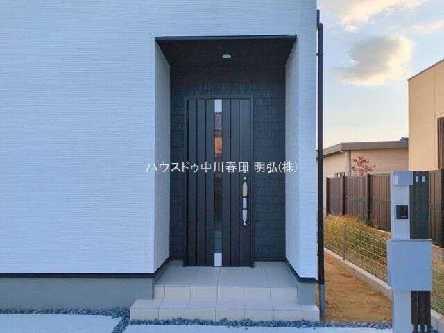 ガラス付きの玄関ドアはガラス部分から自然光が入るため、玄関が明るくなり、日中は照明を使わずに済むこともあります!