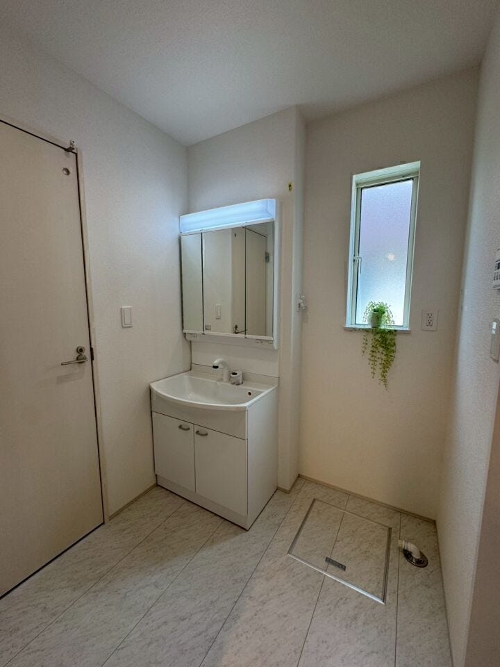 洗面台は鏡裏が収納になっている為、スキンケア用品や日用品が収納可能です。