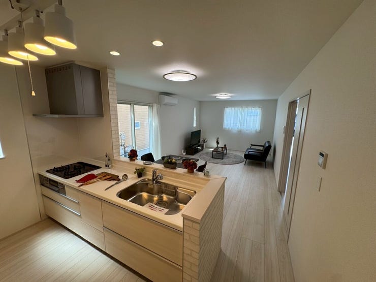 キッチンからリビングの様子を確認することができます。