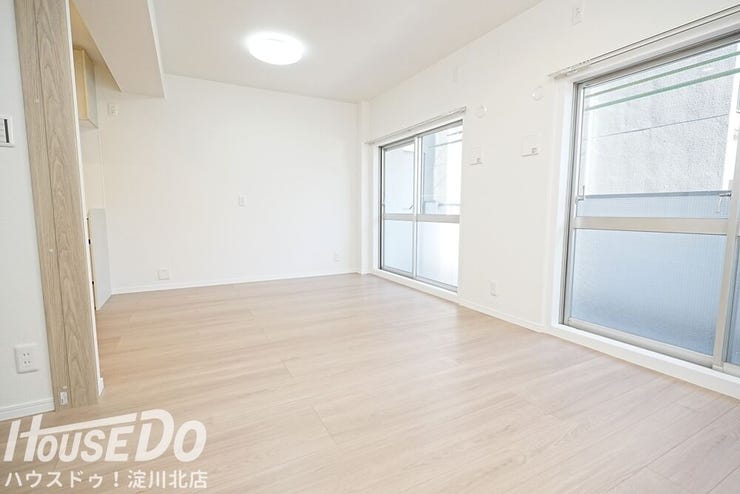 ■■本日内覧可能■■
大阪メトロ御堂筋線「東三国」駅徒歩7分!7階建て3階部分・東向き・全室洋室の2LDK!2026年1月リフォーム済!
(水廻りすべて新調・全室クロス・床貼替・建具交換)