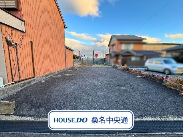 【外観】
桑名市江場にある、奥行きのある更地のご紹介です。建築条件がないので、お好きなメーカーで建築できます。(2026年1月9日 撮影)