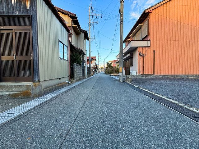 幅員約3.7mの前面道路です。セットバックが必要となりますが、道路幅が広がるので車の出し入れもしやすくなりますね。(2026年1月9日 撮影)