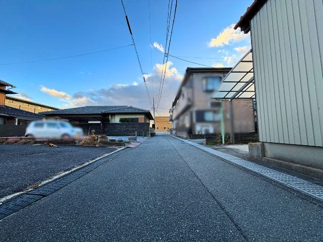 幅員約3.7mの前面道路です。セットバックが必要な道路となります。大型車が入ってこれないので、騒音などの心配はありません。(2026年1月9日 撮影)